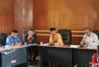 Kemeja Kuning, Fandi Ibrahim saat memberikan tanggapan selaku komisi III terhadap masa aksi, diruang rapat kantor DPRD Halbar, (Dok.Elang).