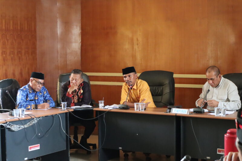 Kemeja Kuning, Fandi Ibrahim saat memberikan tanggapan selaku komisi III terhadap masa aksi, diruang rapat kantor DPRD Halbar, (Dok.Elang).