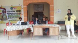 Farida Djama saat melakukan reses di Desa Buo Kecamatan Loloda (dok/Elang)