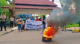 Tampak Kom-Malut Saat menggelar aksi didepan kantor Kemendes-PDTT, (Istimewa).  