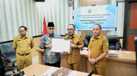 Tampak Direktur Utama PT. Samudera Biru Mangun Wijaya, bersama Bupati James Uang 