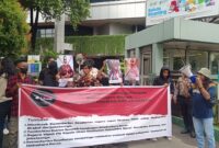 Semaindo saat menggelar aksi di depan Kemenkes RI, (Istimewa). 