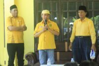 Ahmad Hidayat Mus saat memberikan Sambutan depan sekretariat DPD partai Golkar Halbar, (Dok.Haryadi).
