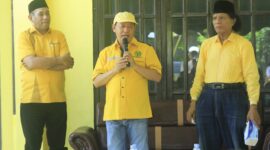 Ahmad Hidayat Mus saat memberikan Sambutan depan sekretariat DPD partai Golkar Halbar, (Dok.Haryadi).