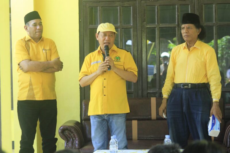 Ahmad Hidayat Mus saat memberikan Sambutan depan sekretariat DPD partai Golkar Halbar, (Dok.Haryadi).