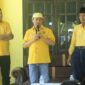 Ahmad Hidayat Mus saat memberikan Sambutan depan sekretariat DPD partai Golkar Halbar, (Dok.Haryadi).