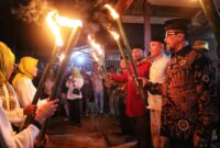 Tampak pembakaran Obor yang dilakukan oleh, Wabup, Sultan Jailolo dan Kepala desa Jalan Baru, ( Dok.Elang). 