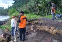 Tampak Tim BPBD Halbar Saat melakukan Tinjauan lokasi kejadian, (Istimewa). 