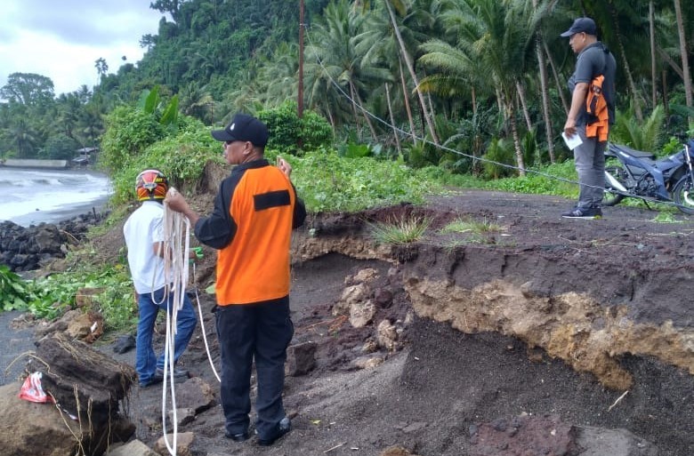 Tampak Tim BPBD Halbar Saat melakukan Tinjauan lokasi kejadian, (Istimewa). 