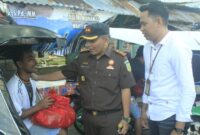 Kepala Kajari yang didampingi oleh staf Bank BSI saat memberikan Sembako Terhadap Pengendara Bentor, (Istimewa). 