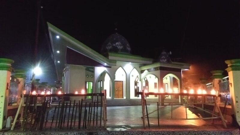 Tampak di depan mesjid desa Gufasa, (Istimewa).