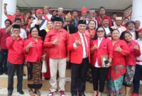 Tampak Ketua DPC PDI Perjuangan Usai Mendaftarkan Calon Legislatif di kantor KPUD Halbar, (Dok.Elang). 