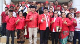 Tampak Ketua DPC PDI Perjuangan Usai Mendaftarkan Calon Legislatif di kantor KPUD Halbar, (Dok.Elang). 