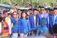 Rombongan DPC Demokrat saat di tiba di depan kantor KPUD Halbar, Foto. ( Elang ). 