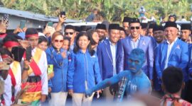 Rombongan DPC Demokrat saat di tiba di depan kantor KPUD Halbar, Foto. ( Elang ). 