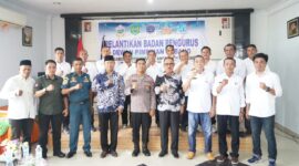 Tampak pengurus Organ dalam sesi foto bersama Bupati James Uang Usai melakukan kegiatan pelantikan di Hotel D'Hoek, (Istimewa). 
