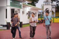 Tampak mantan Kabag ULP saat keluar dari Ruangan Kejari menenteng Map berwarna kuning, Foto (Istimewa). 