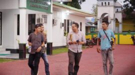 Tampak mantan Kabag ULP saat keluar dari Ruangan Kejari menenteng Map berwarna kuning, Foto (Istimewa). 