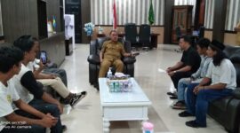 Bupati Halbar James Uang, Saat Hearing bersama Jong Halmahera, Foto. (Istimewa).
