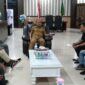 Bupati Halbar James Uang, Saat Hearing bersama Jong Halmahera, Foto. (Istimewa).