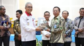 Sekda Halbar saat memberikan Cendramata || Foto : Istimewa. 