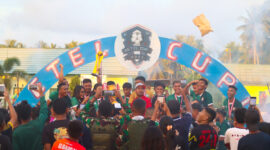 Tim RT-One saat mengangkat trofi, || Foto:Elang. 