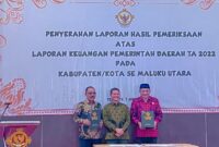 Bupati James Uang yang di dampingi oleh ketua DPRD Halbar saat menerima Opini WTP, || Foto : Istimewa. 