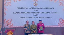 Bupati James Uang yang di dampingi oleh ketua DPRD Halbar saat menerima Opini WTP, || Foto : Istimewa. 