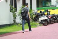 Kasubag Perencanaan Dinas PUPR Halbar, Ismid, saat keluar dari kantor Kejari Halbar, || Foto: Yadi
