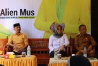 Fandi Ibrahim, (kiri) bersama KKP (tengah) dan kepala dinas perikanan Halbar (kanan), || Foto: Elang.