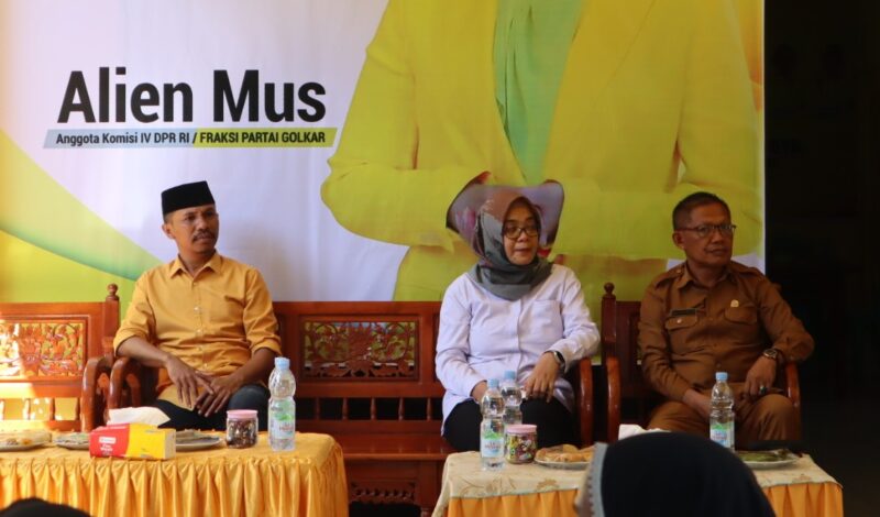 Fandi Ibrahim, (kiri) bersama KKP (tengah) dan kepala dinas perikanan Halbar (kanan), || Foto: Elang.