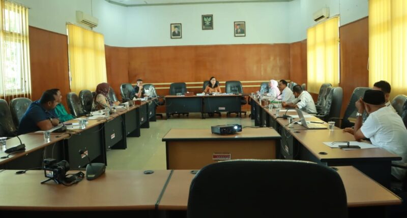 Tampak rapat dengar pendapat Antara DPRD dan PUPR Halbar, || Foto: Istimewa. 
