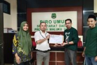 Staf Biro Umum Sekretariat daerah provinsi Malut, saat menerima rekomendasi dari anggota KPU Halbar, || Foto: Istimewa. 