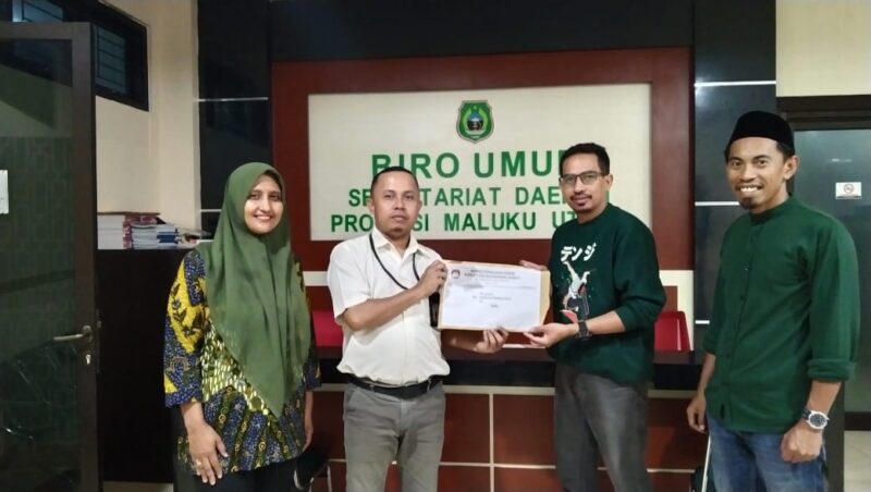 Staf Biro Umum Sekretariat daerah provinsi Malut, saat menerima rekomendasi dari anggota KPU Halbar, || Foto: Istimewa. 