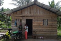 Arifin bersama keluarga didepan rumahnya, || Foto: Raja