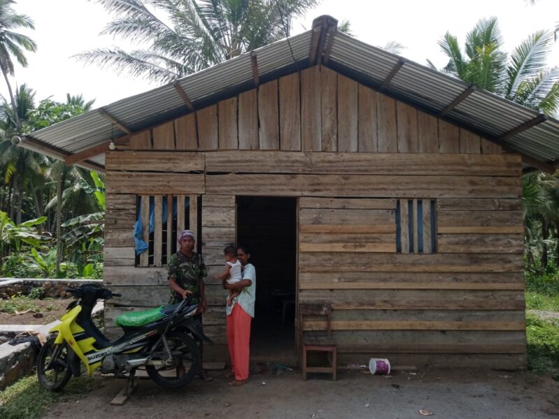 Arifin bersama keluarga didepan rumahnya, || Foto: Raja
