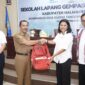 Anggota Komisi V DPR RI Irine Yusiana Roba Putri saat berjabat tangan dengan Asisten I bidang pemerintahan yang didampingin oleh Kepala Balai BMKG Wilayah 4 Makassar Irwan Slamet, || Foto: Erdit