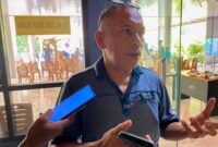 Amos Sully, ketika diwawancarai di Kantor Bupati Halmahera Barat, || Foto: Elang