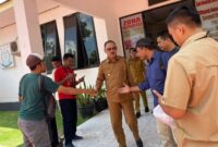 Bupati James Uang, saat keluar dari ruangan Kejari, || Foto: Elang. 