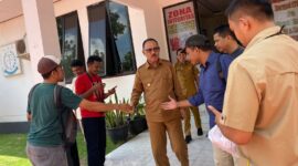 Bupati James Uang, saat keluar dari ruangan Kejari, || Foto: Elang. 