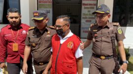 Tersangka RL mengenakan Rompi merah saat keluar dari kantor Kejari Halbar, || Foto: Elang