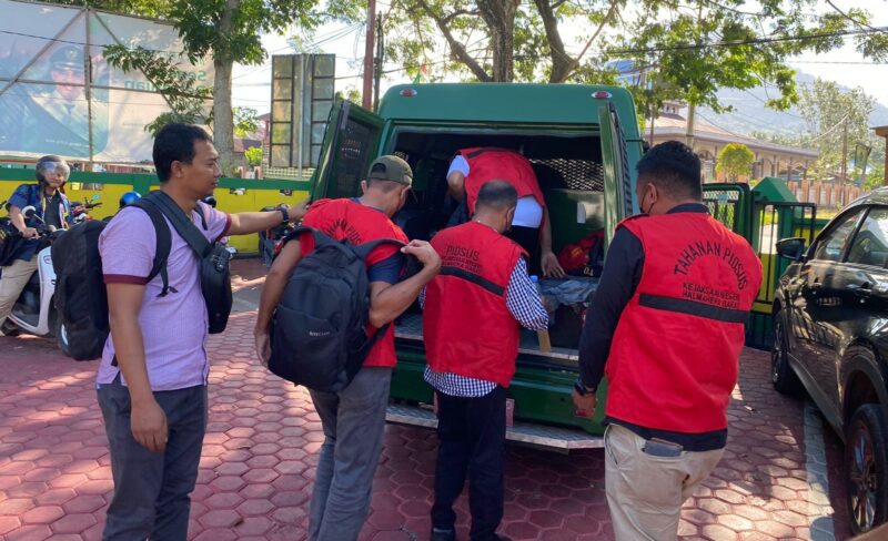 Tampak tersangka saat naik dimobil Tahanan Kejaksaan, || Foto: Elang