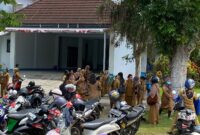 Tampak, para Dokter, Bidang dan Kepala Puskemas didepan Kediaman Bupati, || Foto: Elang. 