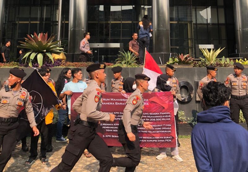 Semaindo saat menggelar aksi di depan Gedung KPK RI, || Foto: Istimewa.
