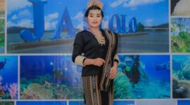 Istri Camat Loteng, || Foto: Derfin Migar. 