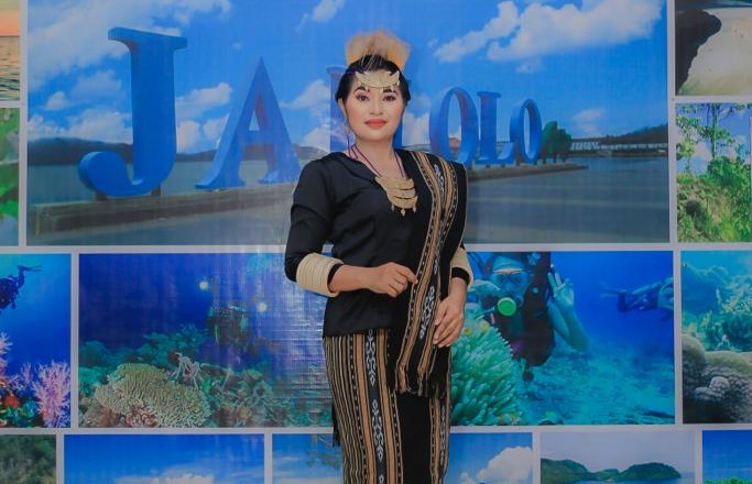 Istri Camat Loteng, || Foto: Derfin Migar. 