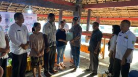 Bupati James Uang serahkan Sertifikat yang di dampingi Kepala BPN Halbar, || Foto: Elang.