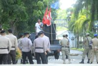 Front Cipayung Plus saat menggelar aksi di depan kantor Bupati Halmahera Barat, || Foto: Haryadi. 