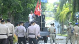 Front Cipayung Plus saat menggelar aksi di depan kantor Bupati Halmahera Barat, || Foto: Haryadi. 