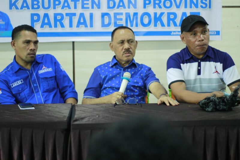 Bupati James Uang (tengah), || Foto: Haryadi.